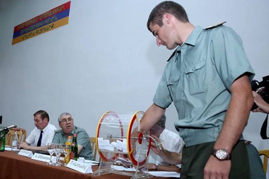 Ռազմական երկու համալսարանների շրջանավարտները վիճակահանությամբ ընտրել են ծառայության զորամասերը