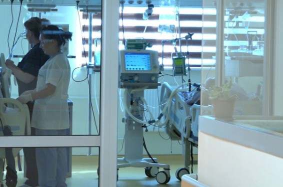 Էջմիածնում 15-ամյա աղջիկը ցած է նետվել 5-րդ հարկից. 6 ոստիկան ձեռքերով շղթա է կազմել և կասեցրել նրա անկումը. shamshyan.com