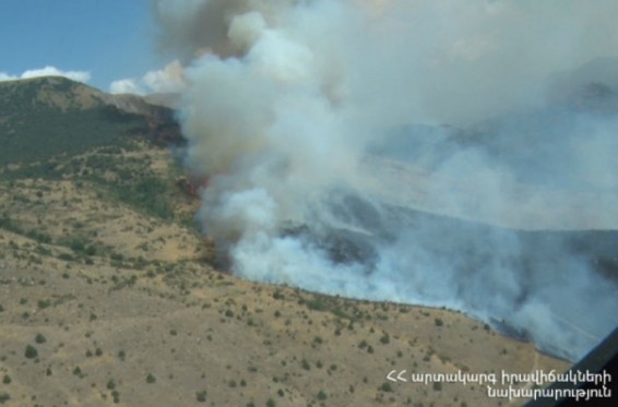 «Խոսրովի անտառ» պետական արգելոցում 200-250 հա տարածք է այրվում. հրդեհաշիջմանը մասնակցում է ՊՆ 2 ուղղաթիռ