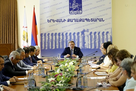 Քաղաքապետ Տարոն Մարգարյանը խորհրդակցություն է անցկացրել սոցիալական ոլորտի պատասխանատուների հետ