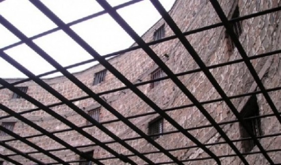 «Նուբարաշենի» հոգեբուժարանի զուգարանում մի երիտասարդ կոշիկի կապիչով փորձել է կախվել